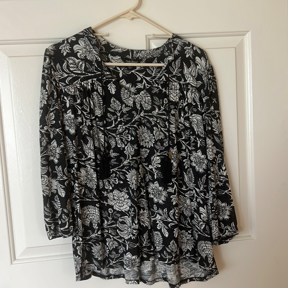3 quarter length clack and white tunic flowy top. EUC